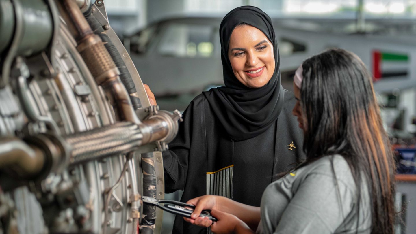 دکتر مهندس سعاد الشمسی: پرچمدار زنان اماراتی در آسمان هوانوردی /Dr. Eng. Suaad Al Shamsi: Pioneering Emirati Woman in Aviation