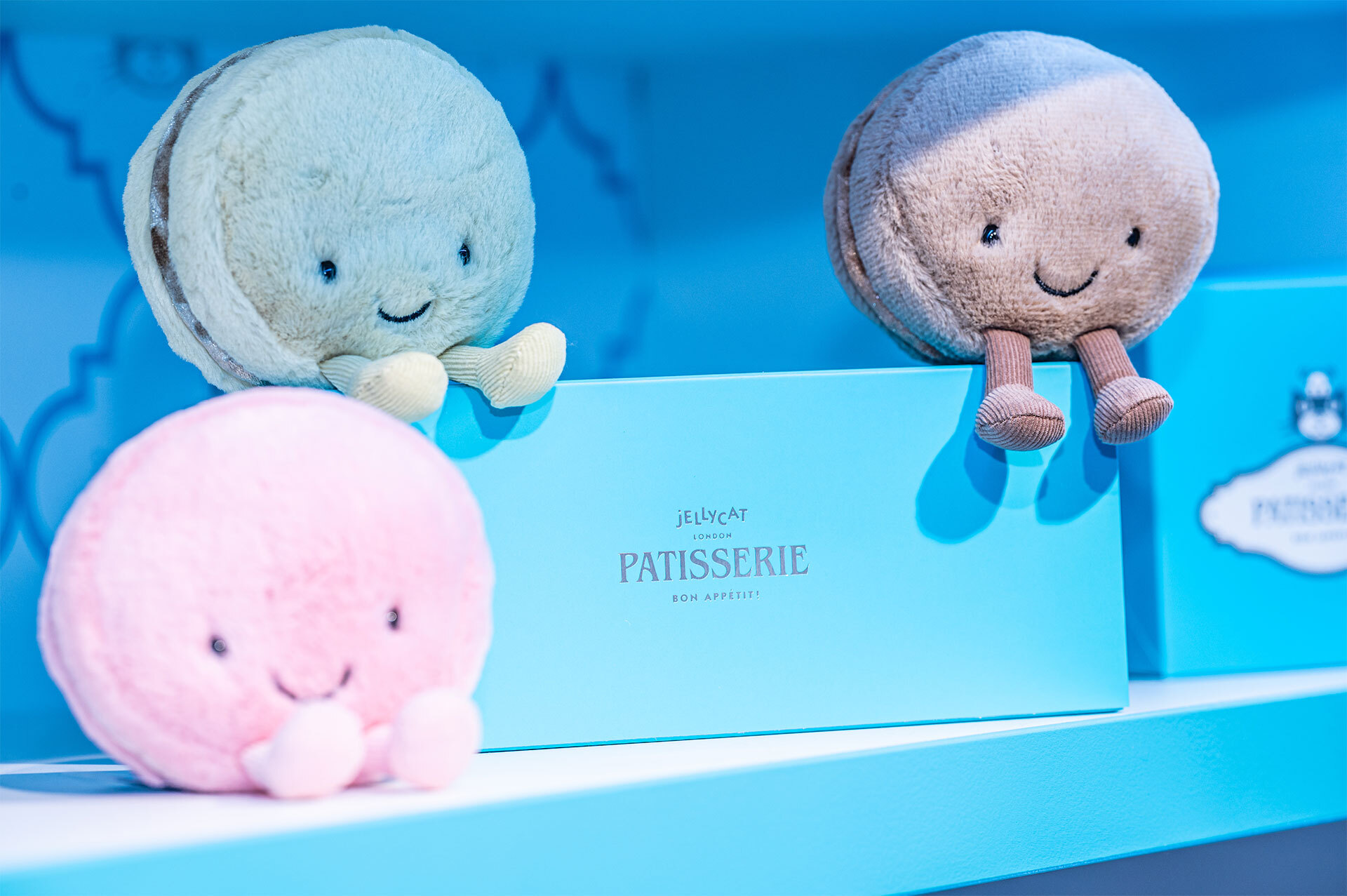 خبر ویژه: غوطه ور شدن در دنیای رنگارنگ و خوشمزه LA PÂTISSERIE JELLYCAT در پاریس