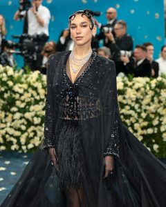 Dua Lipa and Callum Turner's Official Red Carpet Debut in matgala