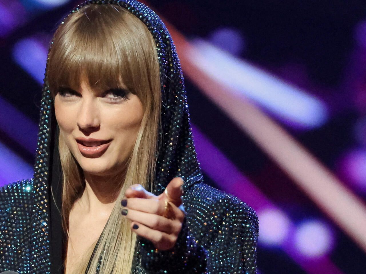 Is a Big Taylor Swift Announcement Coming at the AMAs? /آیا اعلامیه بزرگ تیلور سویفت در AMAs در راه است؟