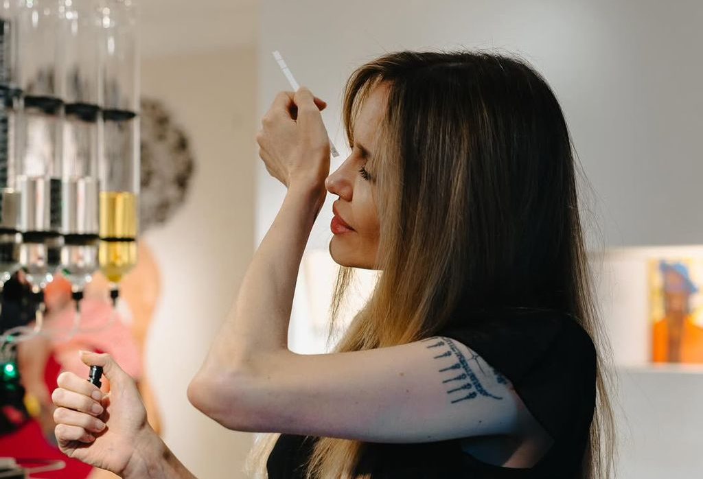 Angelina Jolie Offers Personalized AI Perfume Experience in New York/تجربه انحصاری عطرسازی شخصی با هوش مصنوعی در آتلیه آنجلینا جولی نیویورک